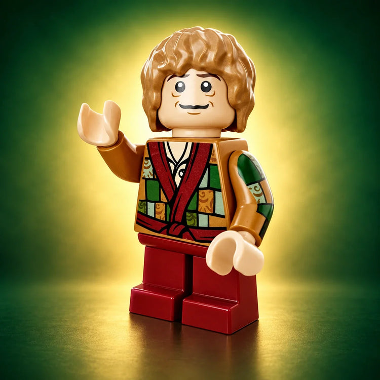 LEGO® Bilbo Baggins-minifiguur lor091 met patchworkjas, bruin haar en donkerrode benen op een groene achtergrond