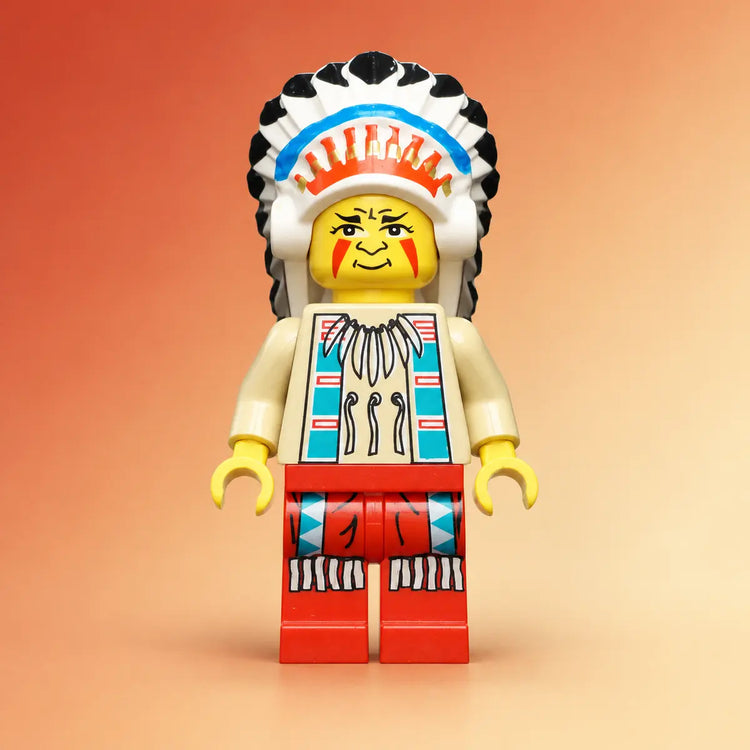 LEGO® Western minifiguur ww017 met hoofdtooi en rode broek op een zandkleurige achtergrond