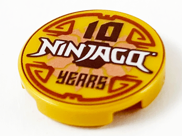 Part 14769pb366 - Tile, Round 2 x 2 with Bottom Stud Holder with '10 NINJAGO YEARS' Pattern - De BrickPlaats