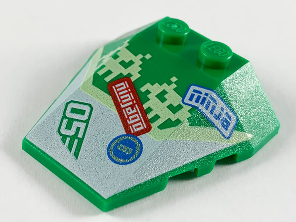 Part 48933pb033 - Wedge 4 x 4 Triple with Stud Notches with Pixel Aliens, 'ninjago', 'ninja' and '05' Pattern - De BrickPlaats