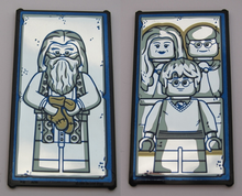 Part 57895pb057 - Glass for Window 1 x 4 x 6 with Mirrored Albus Dumbledore / Harry Potter with Parents Pattern (Stickers) - Set 75954 - De BrickPlaats
