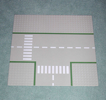 Part 608p01 - Baseplate, Road 32 x 32 9-Stud T Intersection with Road Pattern - De BrickPlaats