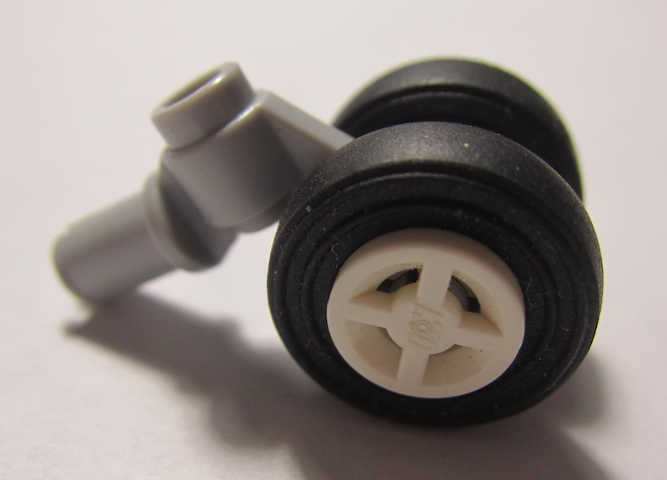 Part 61483c03 - Technic Pin with Dual Wheels Holder with White Wheels and Black Tires (61483 / 4624 / 59895) - De BrickPlaats