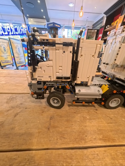LEGO® MOC Mercedes Arocs 3245 | Met koeltrailer