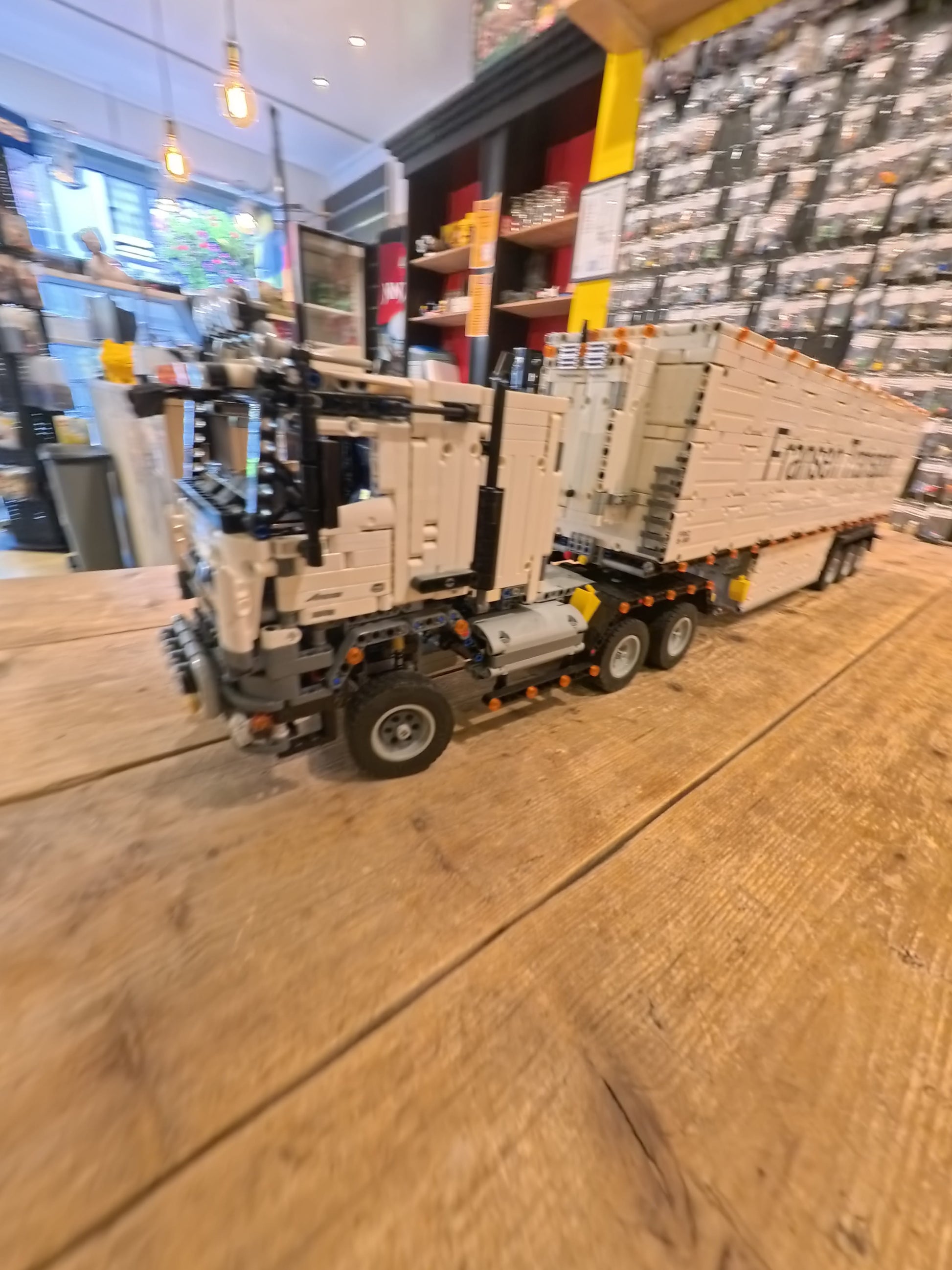 LEGO® MOC Mercedes Arocs 3245 | Met koeltrailer