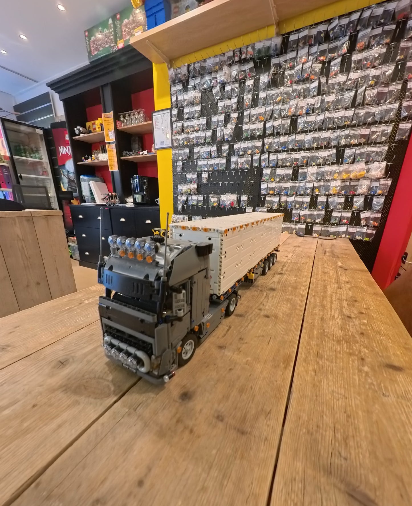 LEGO® MOC Volvo vrachtwagen met trailer